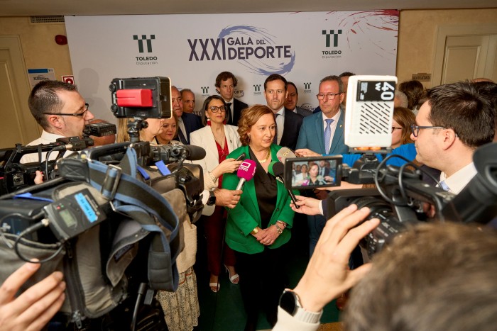 Imagen de Cedillo haciendo declaraciones a los medios