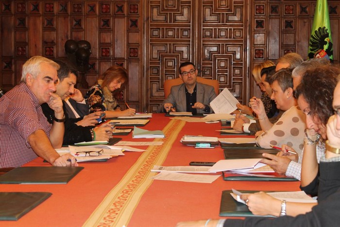 Fernando Muñoz presidiendo la reunión de la Mesa General Negociadora Única