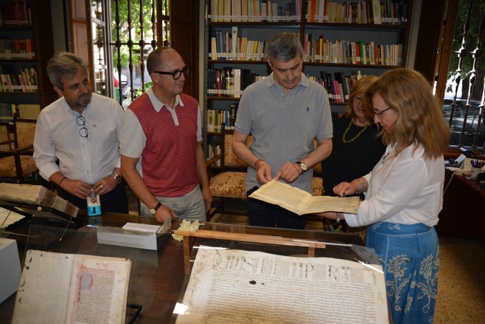 Imagen de Contemplando documentos de la exposición de puertas abiertas del Archivo