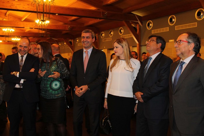 Álvaro Gutiérrez en la foto de premiados y autoridades