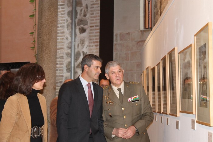 Imagen de Álvaro Gutiérrez junto al coronel Payo y la diputada Ana María Gómez visitando la exposición