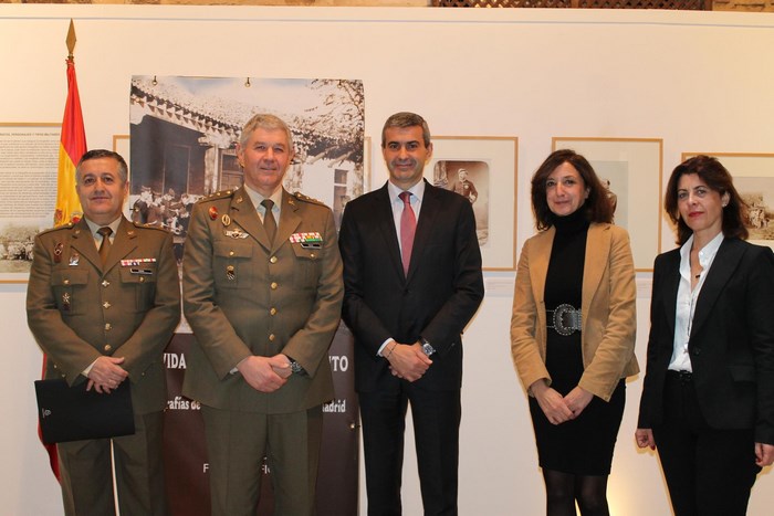 Imagen de Álvaro Gutiérrez junto a las autoridades asistentes a la inauguración de la exposición