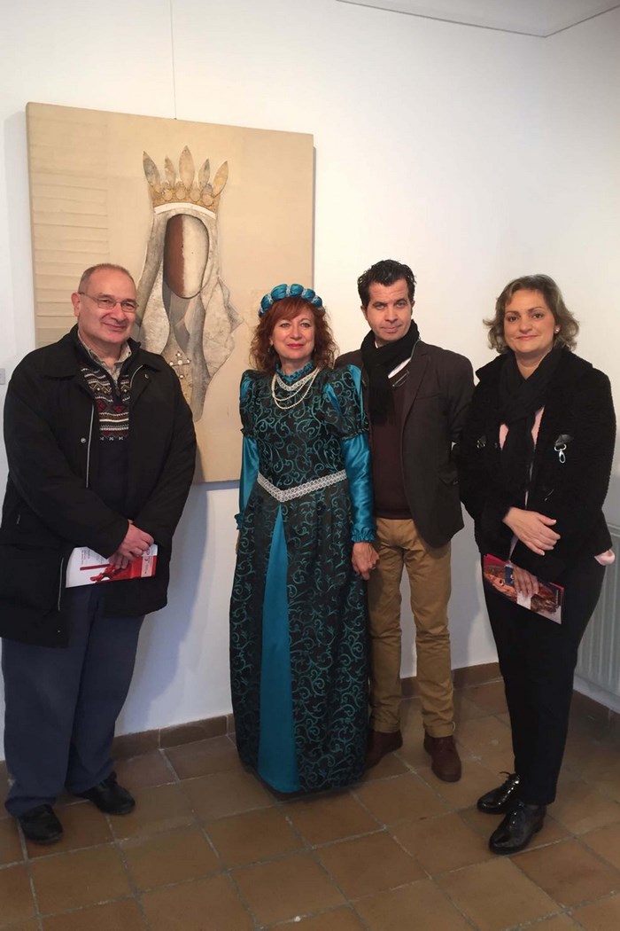 Mª Ángeles García junto al artista y la alcaldesa de Esquivias y el alcalde de Parla en la exposició