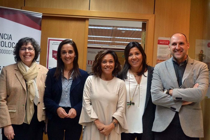 Flora Bellón con los participantes en la jornada