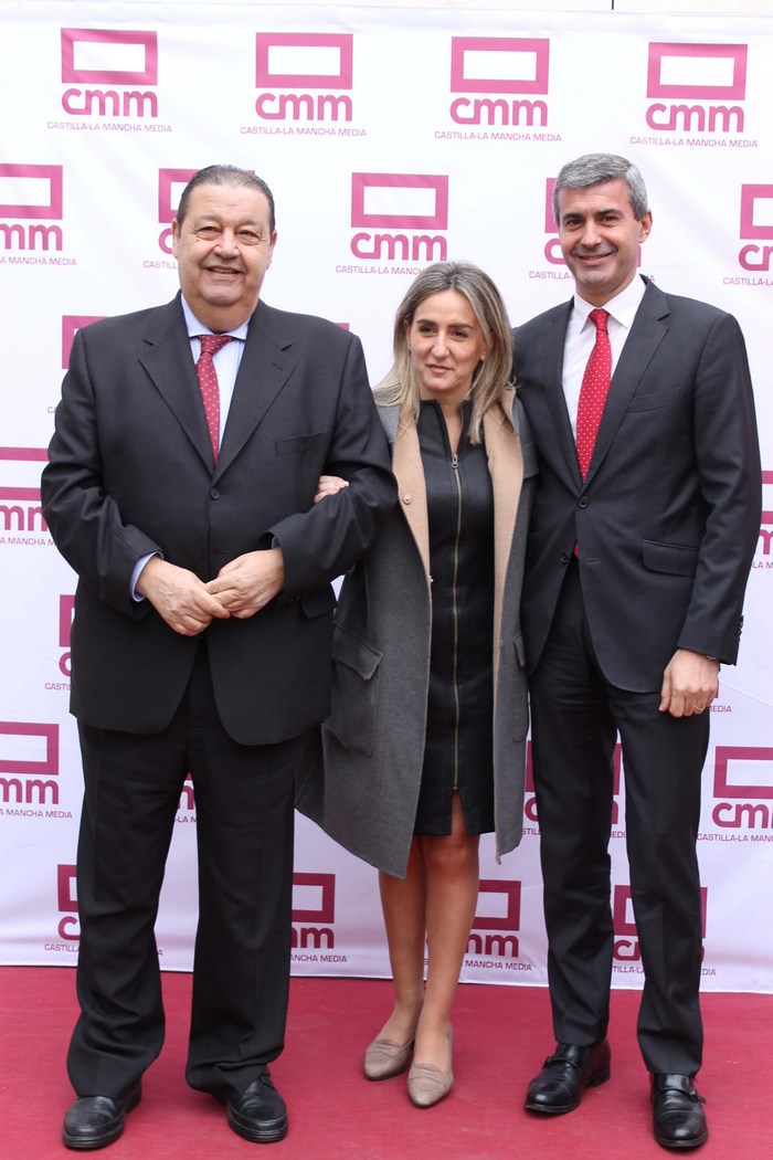 Imagen de Álvaro Gutiérrez junto a Milagros Tolón y Jesús Fernández Vaquero