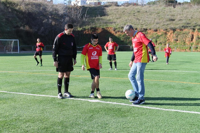 Imagen de Álvaro Gutiérrez realizando el saque de honor del partido de fútbol de Marsodeto