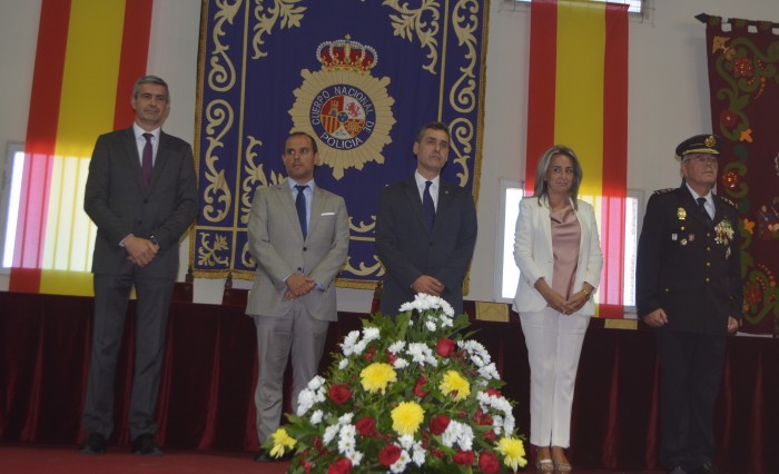 Imagen de Álvaro Gutiérrez junto a los asistentes al acto de la festividad de los Ángeles Custodios