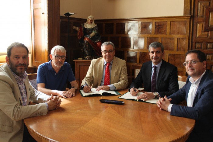 Imagen de älvaro Gutiérrez junto a los presidentes provincial y regional de Cruz Roja y el vicepresidente