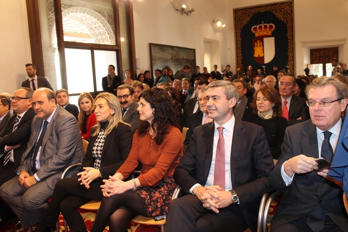 Imagen de Álvaro Gutiérrez junto a los asistentes a la toma de posesión de Joaquín Sánchez Garrido