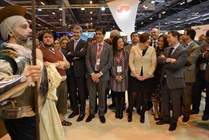 Imagen de Álvaro Gutiérrez junto a los asistentes a la inauguración de Fitur