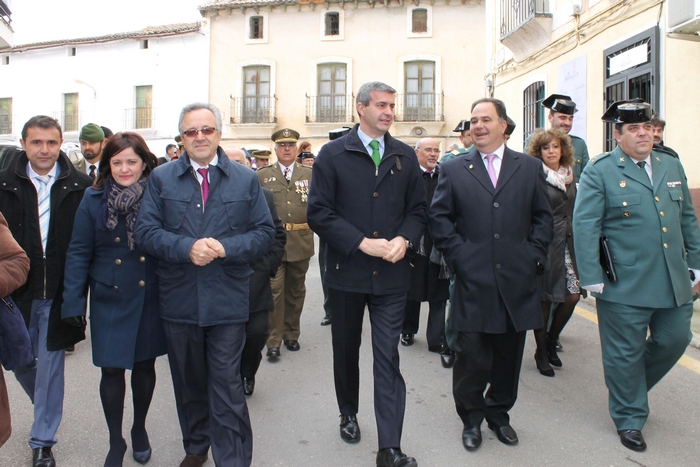 Imagen de Álvaro Gutiérrez junto al alcalde y asistentes a la festividad de San Sebastián en Belvís de la Jara