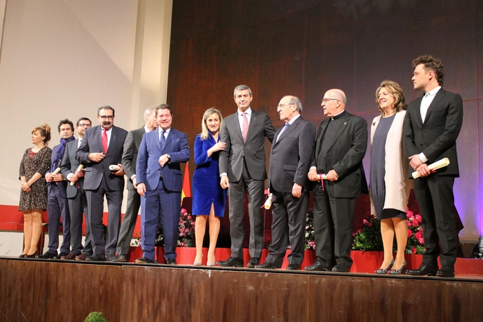 Álvaro Gutiérrez junto a autoridades y distintiguidos en el Día de Toledo