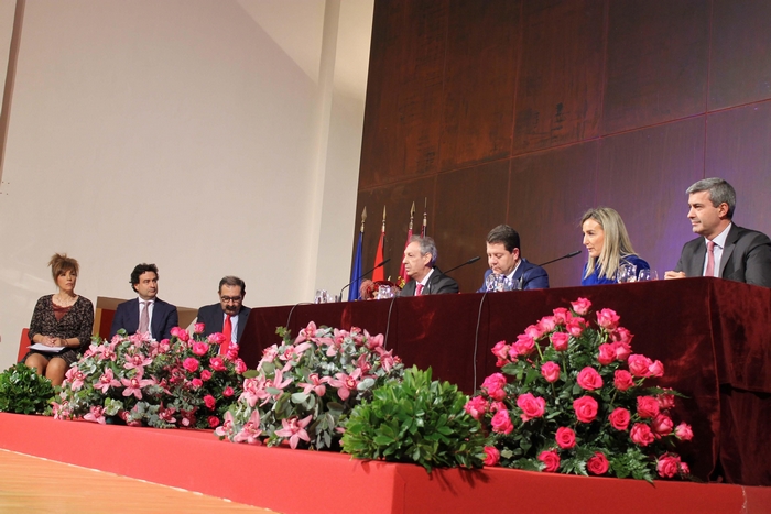 Imagen de Álvaro Gutiérrez en la mesa presidencial del acto de entrega de Honores y Distinciones