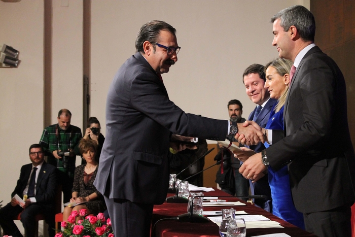 Imagen de Álvaro Gutiérrez felicita al consejero de Sanidad tras recoger la Medalla de Oro para Parapléjicos