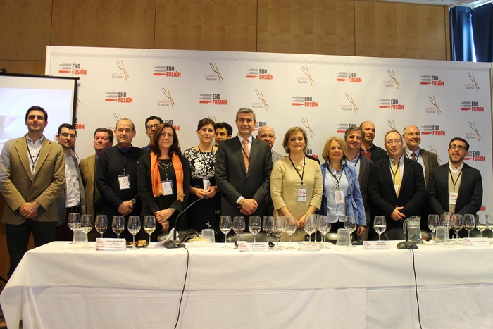 Álvaro Gutiérrez con los bodegueros y productores participantes en la cata de vinos de ENOFUSIÓN