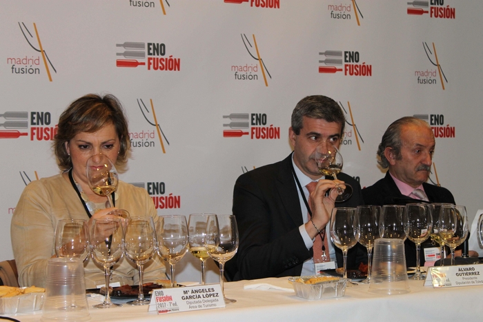 Álvaro Gutiérrez y María Ángeles García en un momento de la cata de vinos toledanos