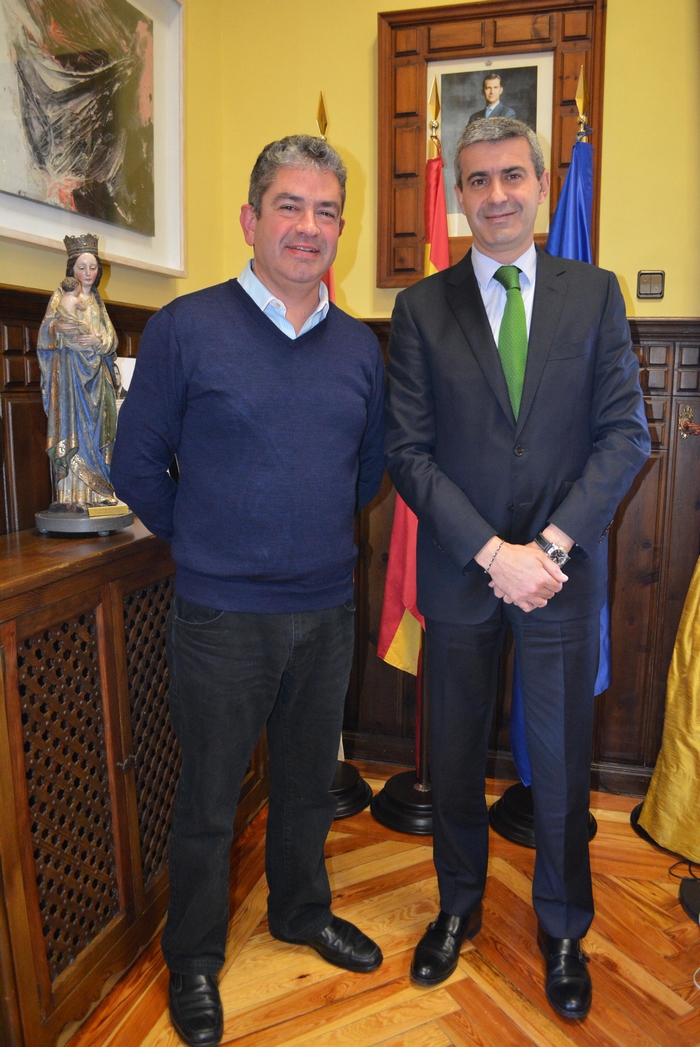 Imagen de Álvaro Gutiérrez y Juan Carlos Navalón, alcalde de Quintanar de la Orden