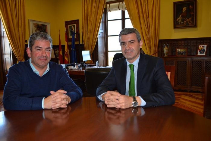 Imagen de Álvaro Gutiérrez en la reunión mantenida con el alcalde de Quintanar de la Orden