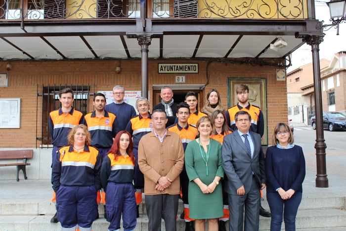 Imagen de Rafael Martín junto a Javier Nicolás y Mª Ángeles García con los voluntarios de Protección Civil