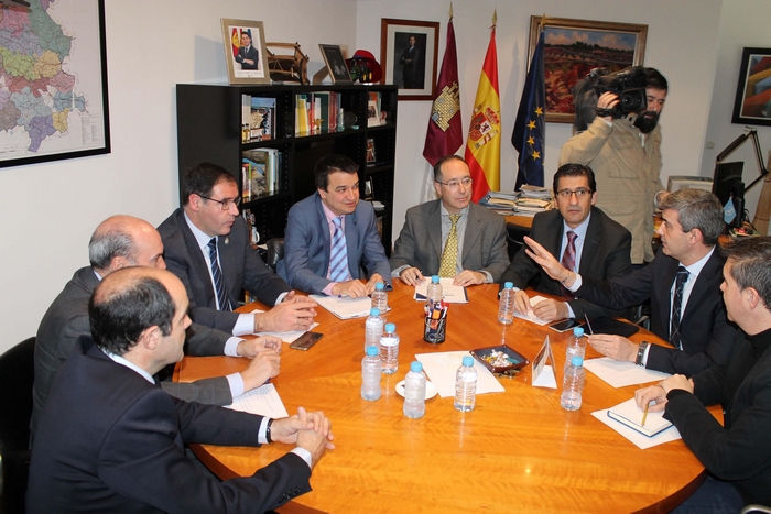 Imagen de Álvaro Gutiérrez durante la reunión con el consejero de Agricultura