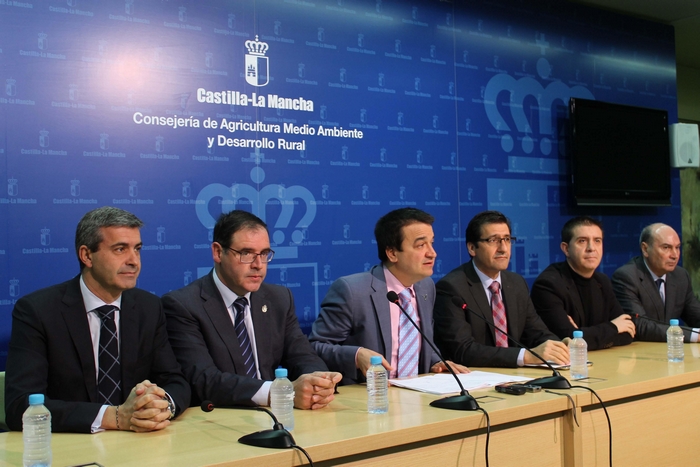 Álvaro Gutiérrez junto al consejero de Agricultura y los presidente de las diputaciones provinciales