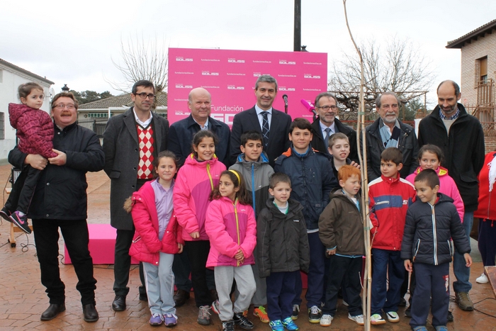 Imagen de ÁlvaroGutiérrez junto a los escolares y autoridades participantes en la plantación del olmo