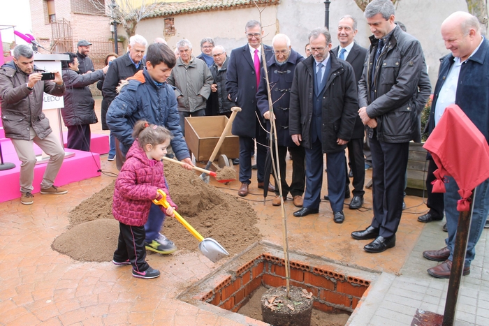 Imagen de Álvaro Gutiérrez en la plantación del primer olmo libre de grafiosis reimplantado en la provincia