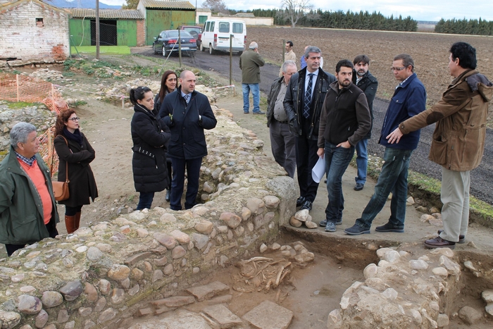 Imagen de Álvaro Gutiérrez visitando los restos arqueológicos romanos de Las Vegas de San Antonio