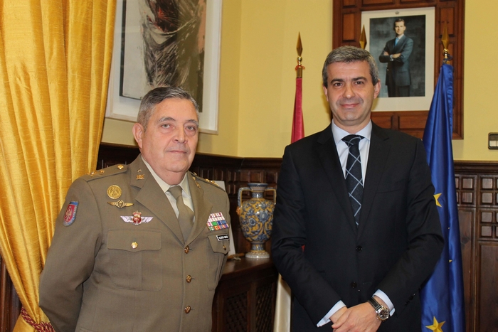 Álvaro Gutiérrez se despide del último director del Museo del Ejército de Toledo