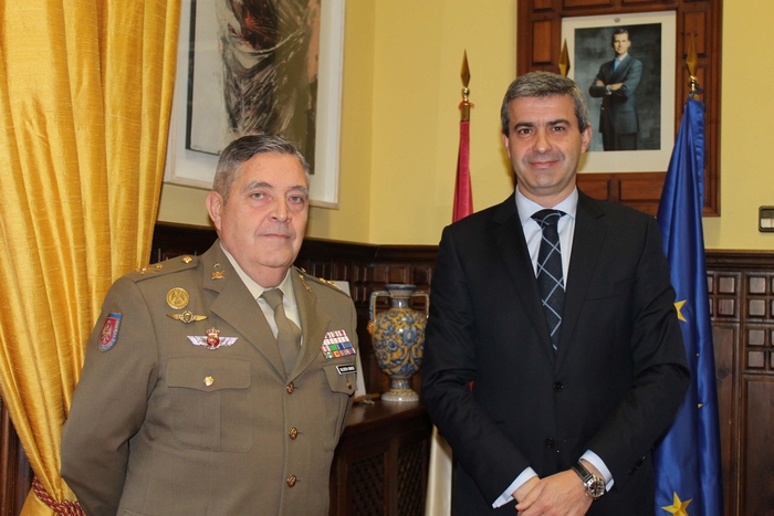 Imagen de Álvaro Gutiérrez se despide del último director del Museo del Ejército de Toledo