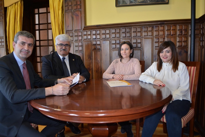 Imagen de Álvaro Gutiérrez, a Eloy Molina, reelegido presidente de FECAM