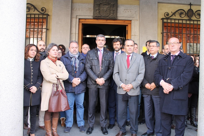 Álvaro Gutiérrez junto a los representes de las instituciones en el minuto de silencio