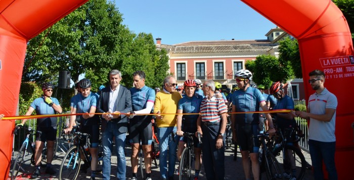 Imagen de Álvaro Gutiérrez cortando la cinta de la carrera