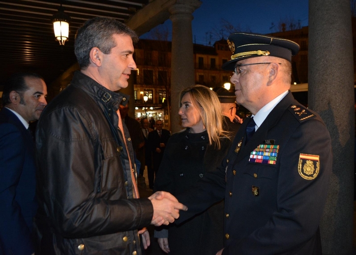 Imagen de Gutiérrez y Antolín se saludan antes de la toma de posesión