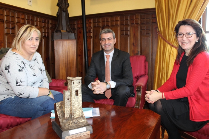 Imagen de Álvaro Gutiérrez con Ana Sánchez Cuartero y Juncal Roldán de ATEL-CLM