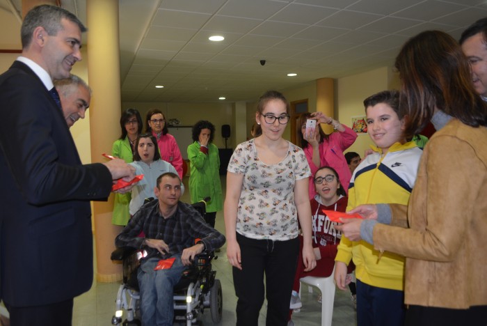 Álvaro Gutiérrez recibe la pulsera con la que le obsequiaron en su visita al centro
