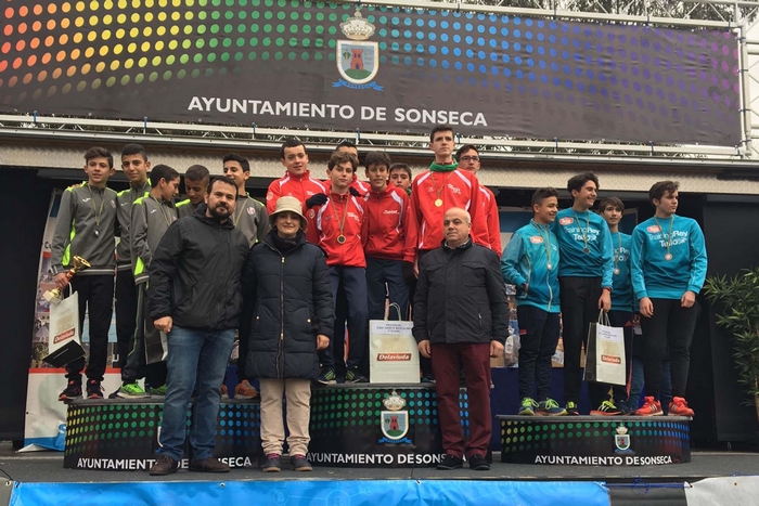María Ángeles García junto a los ganadores por equipos en el cross de Sonseca