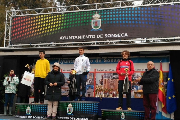 Imagen de María Ángeles García junto a los ganadores de campeonato en edad escolar de campo a través