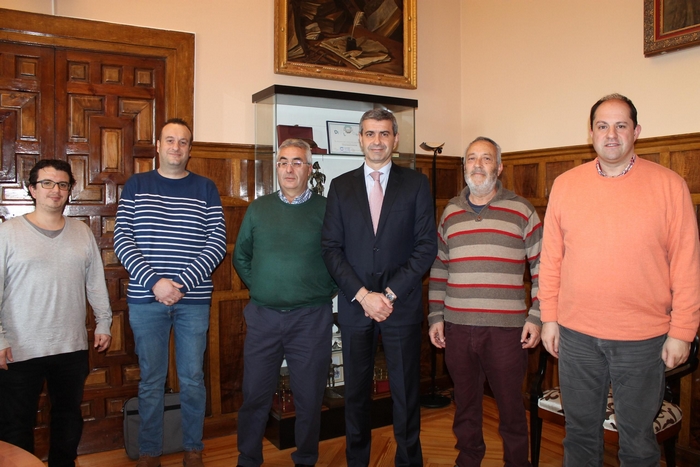 Älvaro Gutiérrez se reúne con Tomás Lorenzo, alcalde de Santa Cruz de la Zarza
