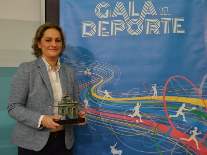 Imagen de María Ángeles García posando con el trofeo de la Gala del Deporte