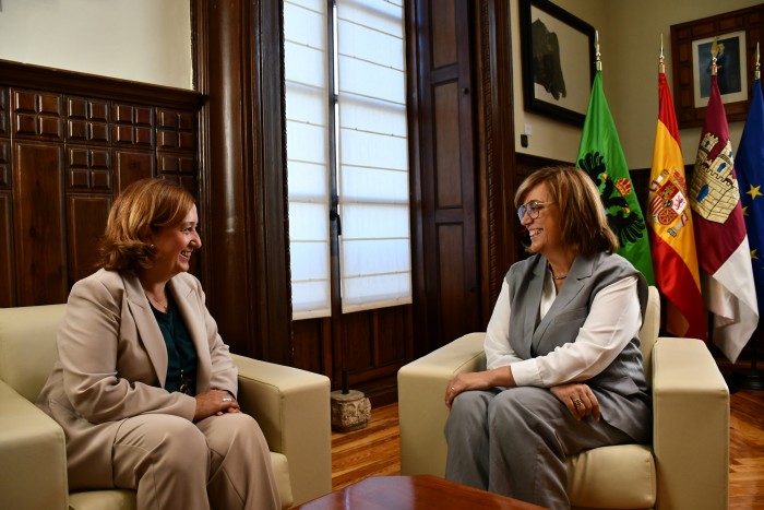 La presidenta de la Diputación de Tololedo junto a María de los Ángeles Armisén