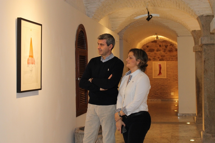 Imagen de Álvaro Gutiérrez y María Ángeles García contemplando la exposición de Warhol en San Clemente
