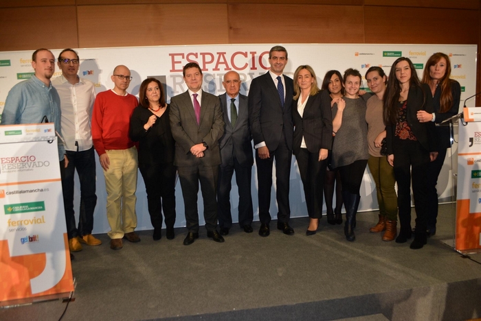 Imagen de Álvaro Gutiérrez con presidente regional, alcladesa de Toleod y trabajadores encastillamancha.es