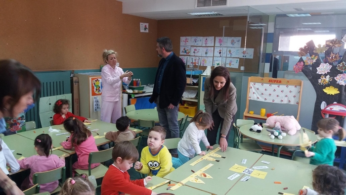 Flora Bellón con los niños del colegio de Ajofrín