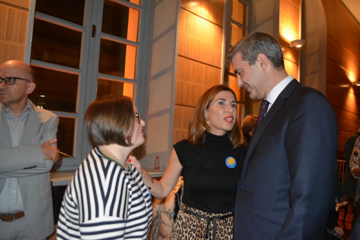 Imagen de Álvaro Gutiérrez con la presidenta de Down Castilla-La Mancha, Trinidad Escobar, premiada