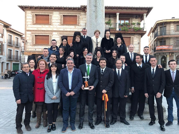 Imagen de Álvaro Gutiérrez junto al alcalde de Almorox y la 