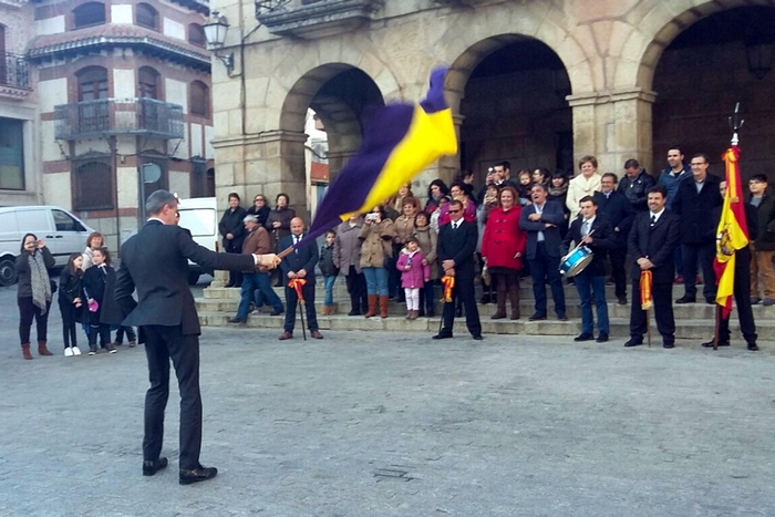 Imagen de Álvaro Gutiérrez bailando la bandera en Almorox