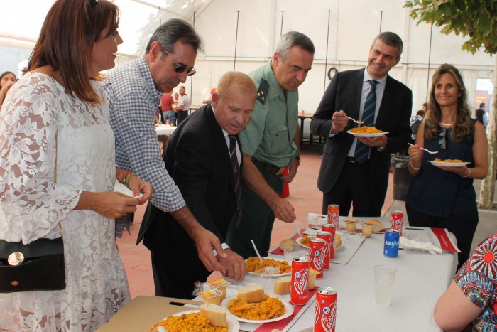 Imagen de Álvaro Gutiérrez degustando la paella de las fiestas de San Mateo de Gerindote