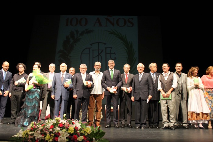 Imagen de Álvaro Gutiérrez en la foto de familia de la Gala de la Sociedad ARTE en el teatro de Rojas