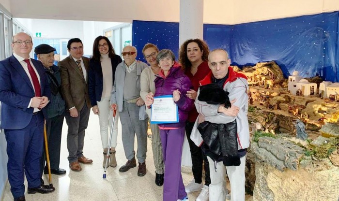 Imagen de Ana Gómez con los residentes durante la entrega del premio